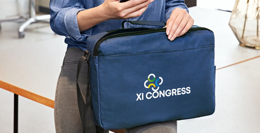 Werbeartikel Taschen werden von Büromitarbeiter gehalten