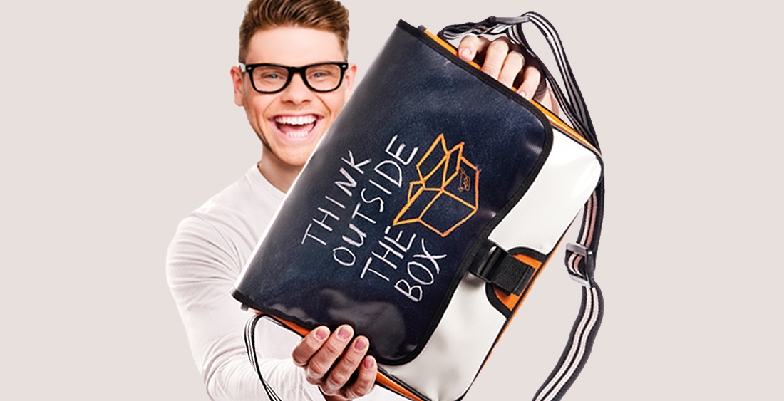 Modultaschen als Werbetaschen, die von einem Mensch hochgehalten werden