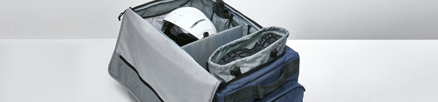 Offener Transportkoffer mit zwei gefüllten Bereichen