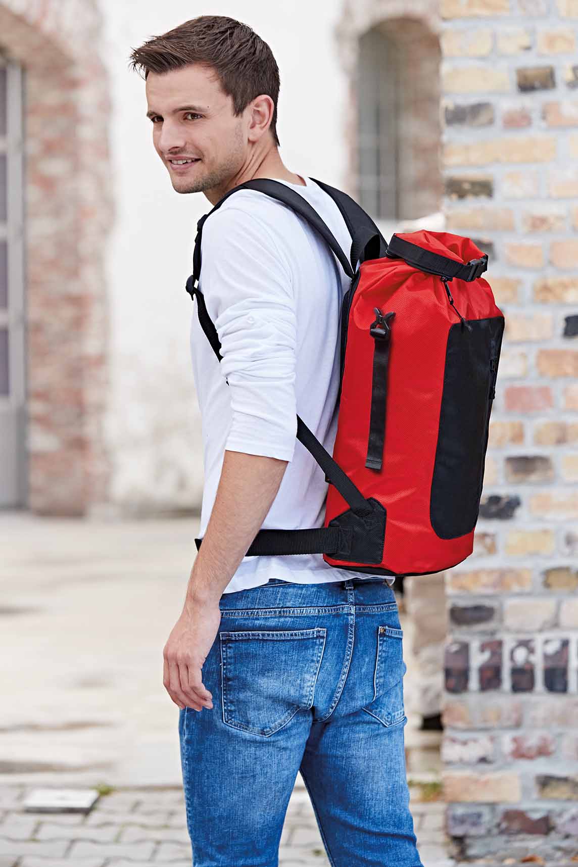 Rucksack STORM draußen präsentiert