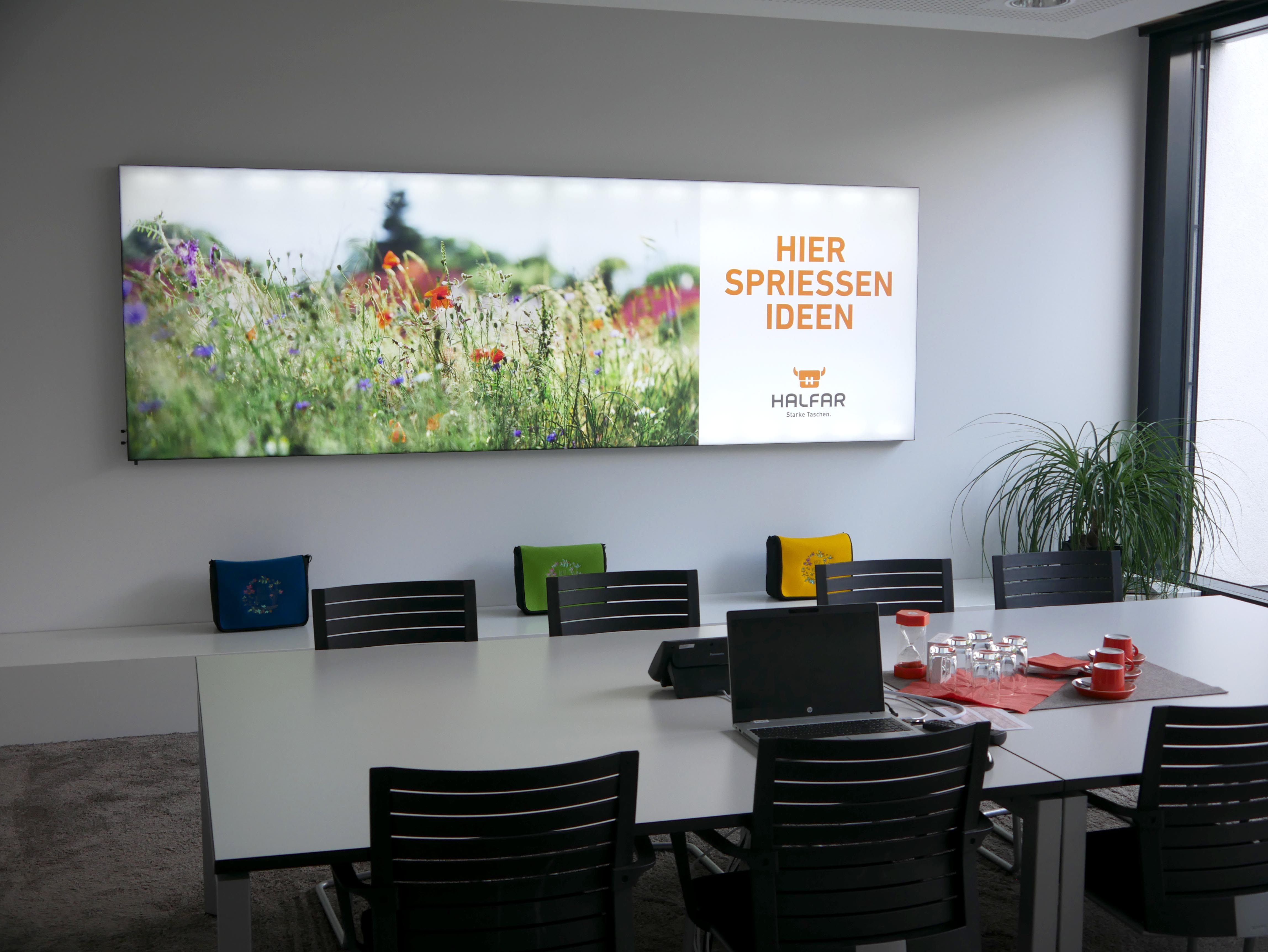 Nachhaltige Produkte bei Halfar – Team bei der Besprechung