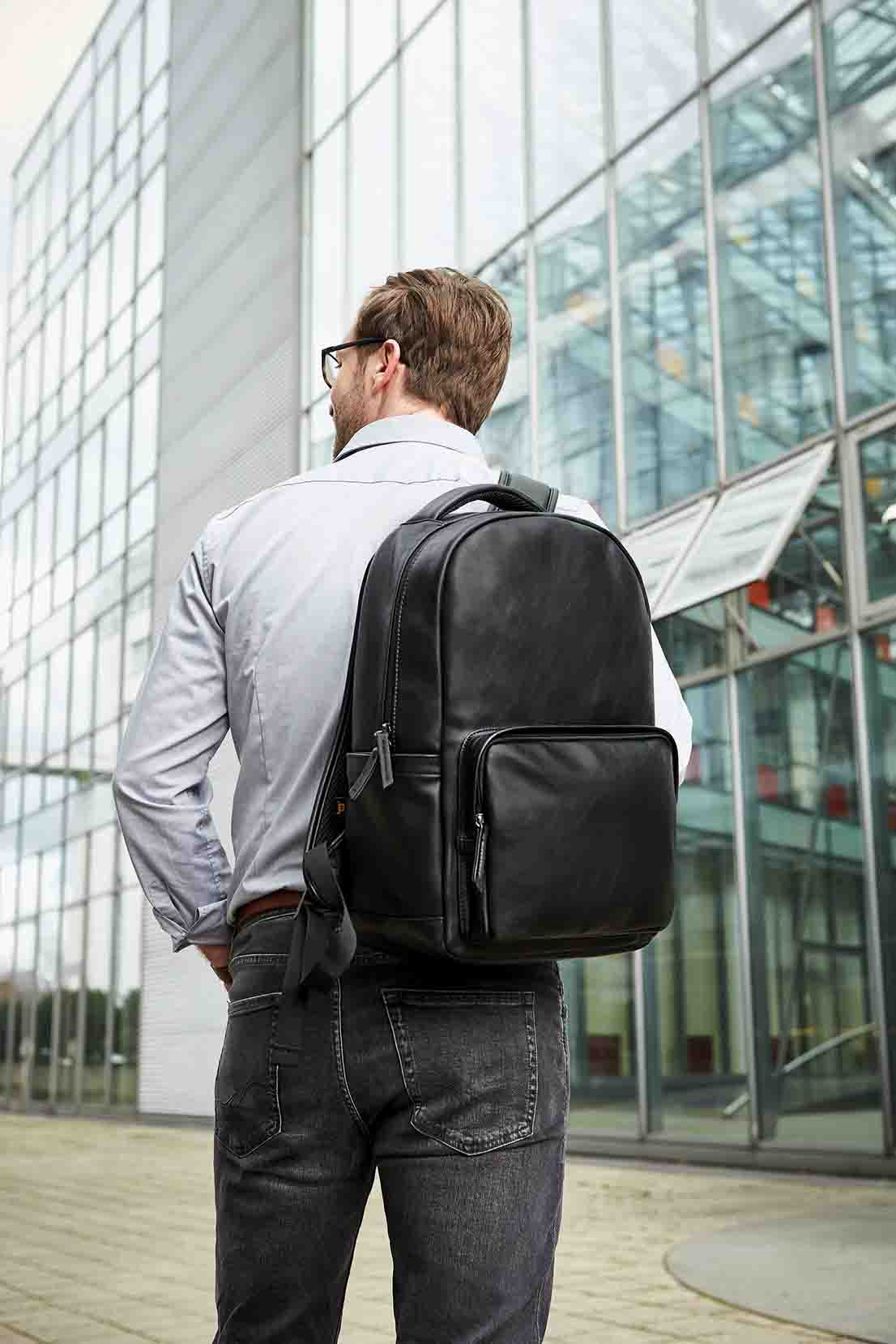 Notebook-Rucksack COMMUNITY  getragen im Businessoutfit
