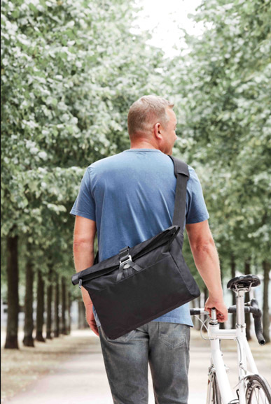 Notebook-Tasche LOFT draußen im Park getragen