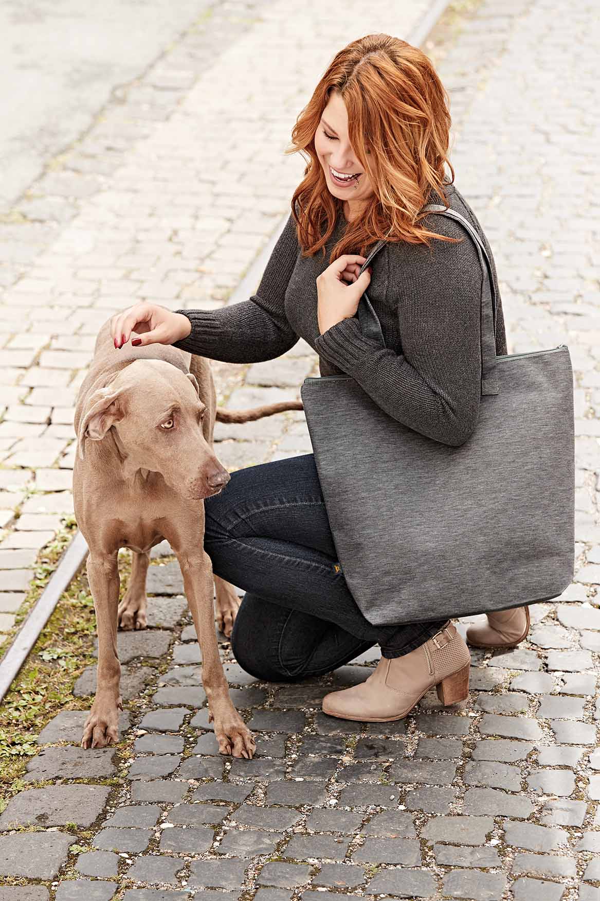 Shopper JERSEY draußen präsentiert mit einem Hund