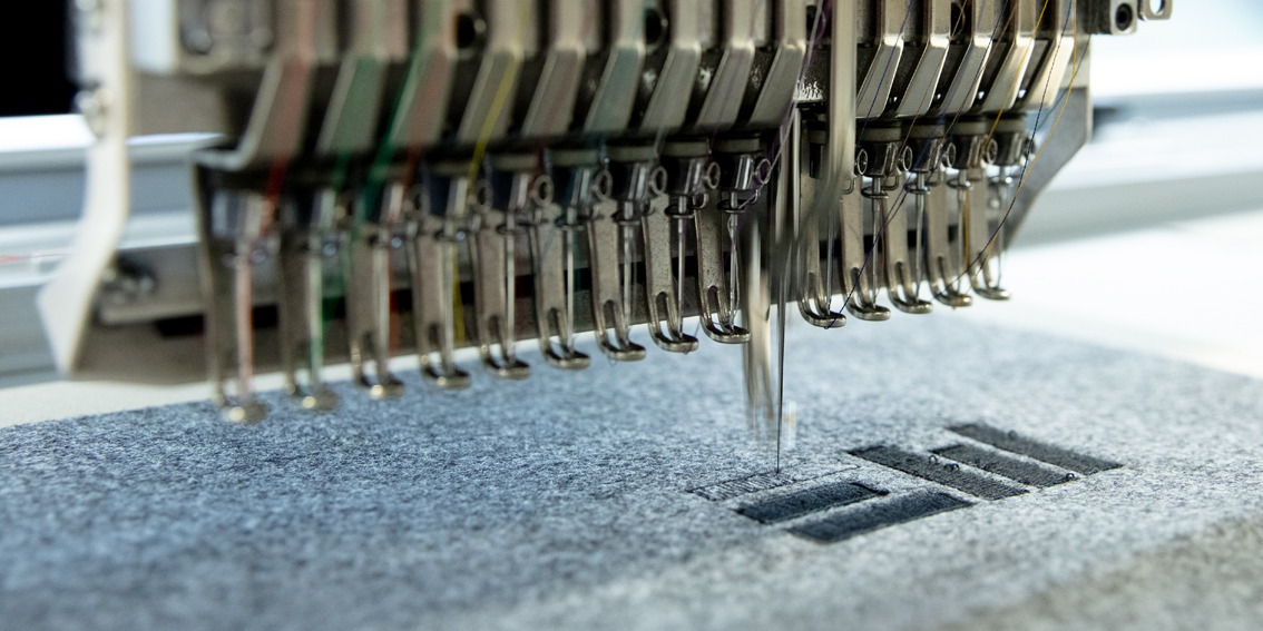 Preiswerte Werbemittel präsentiert mit Stickung