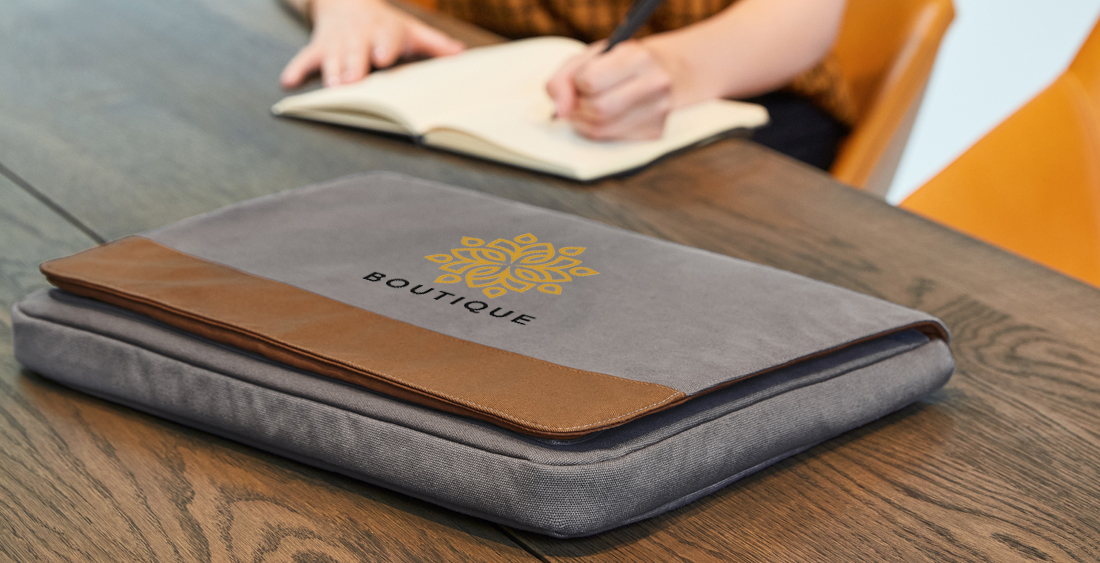 Bedruckte Hülle in einem Meeting auf dem Tisch als Merchandising Taschen