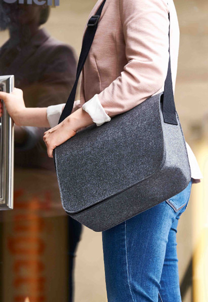 Schultertasche ModernClassic im Alltag